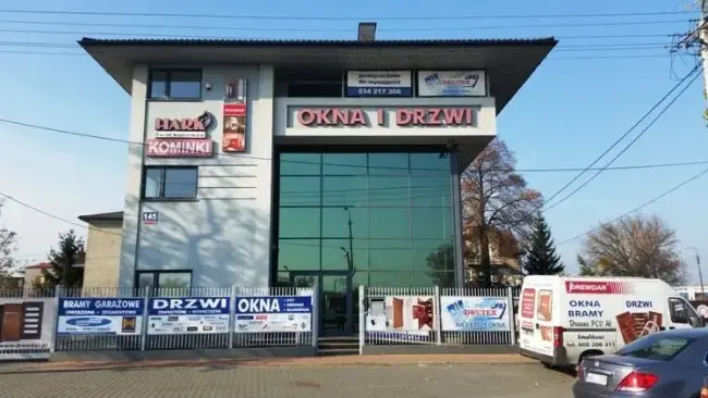 Budynek salonu stolarki otworowej i kominków Drewdar przy Al. Armii Krajowej 145 w Wołominie (ekspozycja 400 m²)